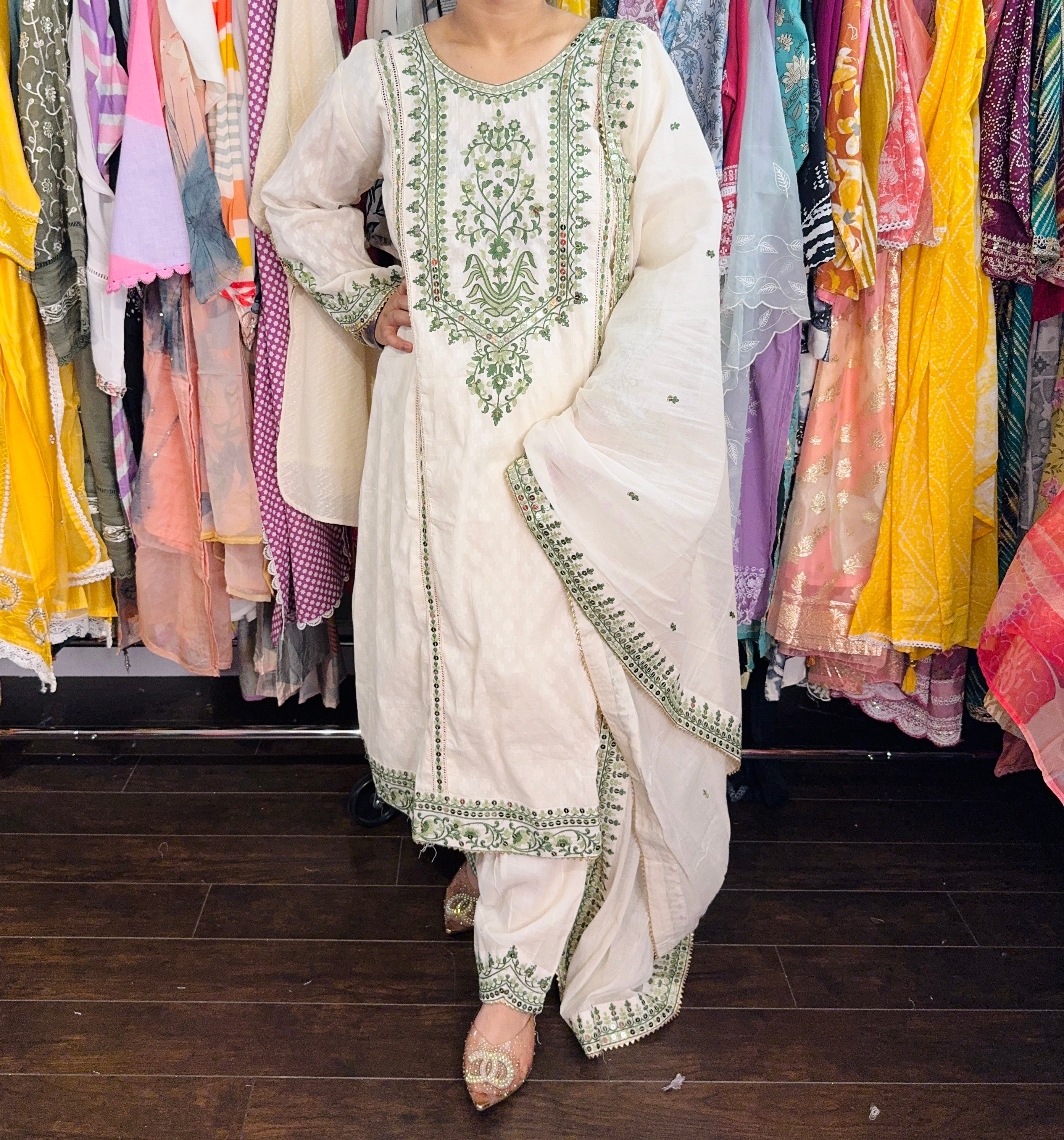 Pakistani salwar suit