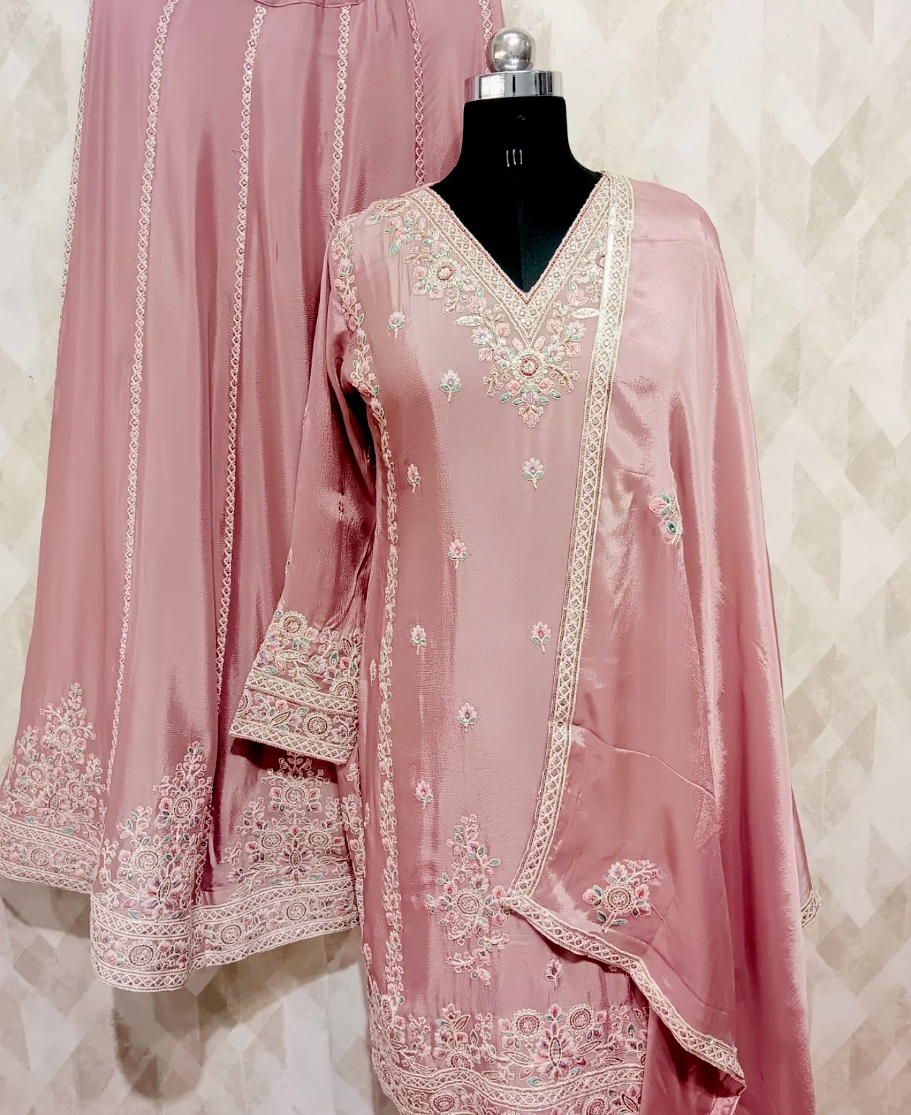 Pure chinnon suit with skirt